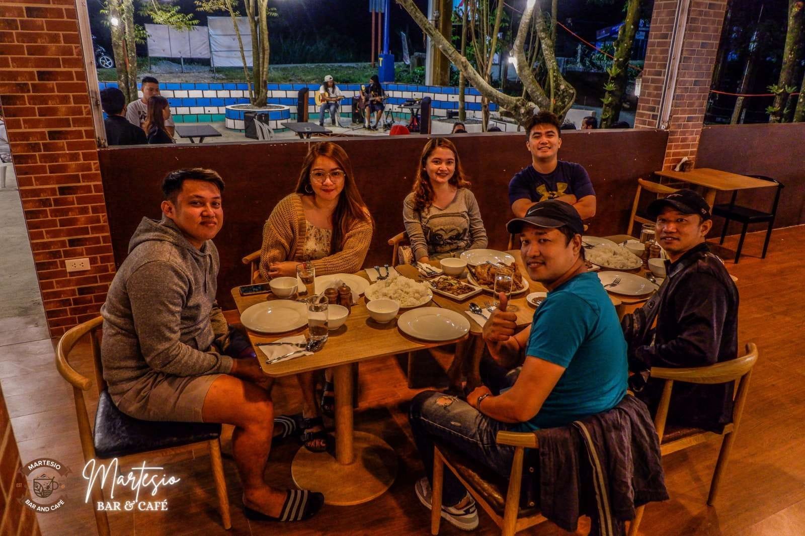 Dining1